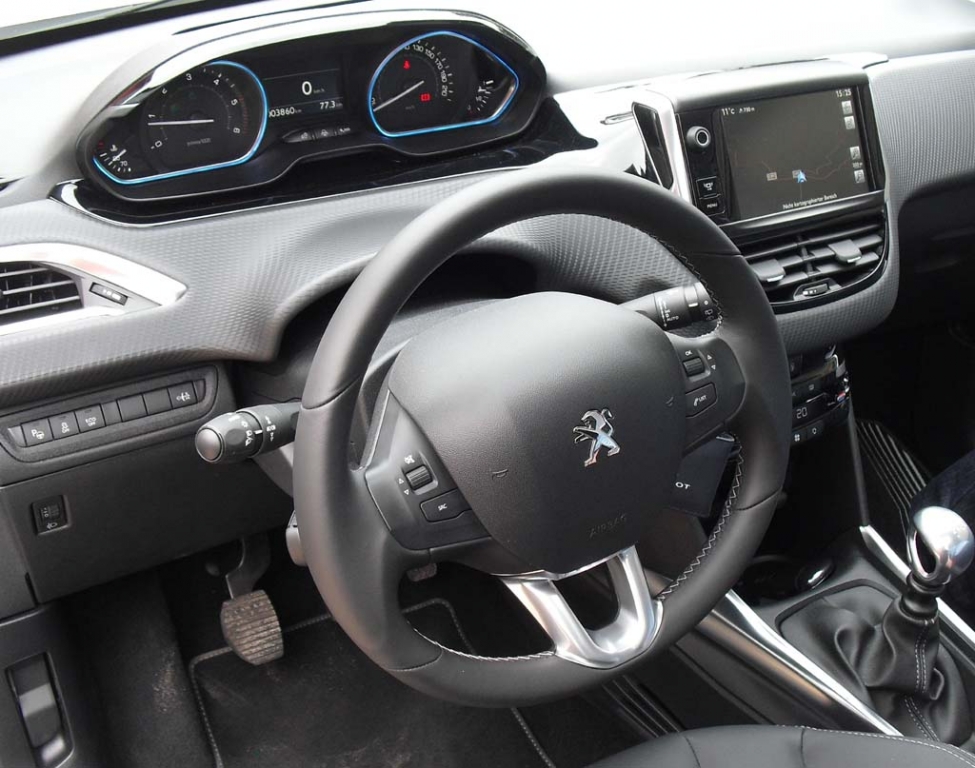 Peugeot 2008: Blick ins recht übersichtlich gestaltete Cockit.