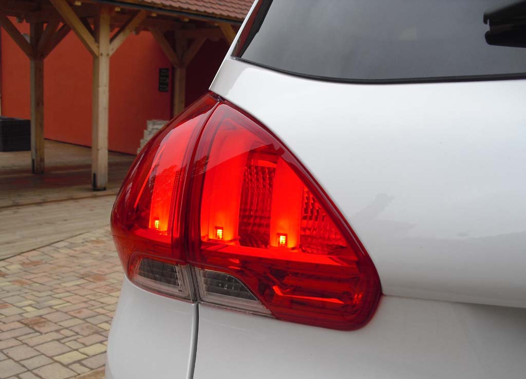 Peugeot 2008: Großformatige Leichteinheit hinten.