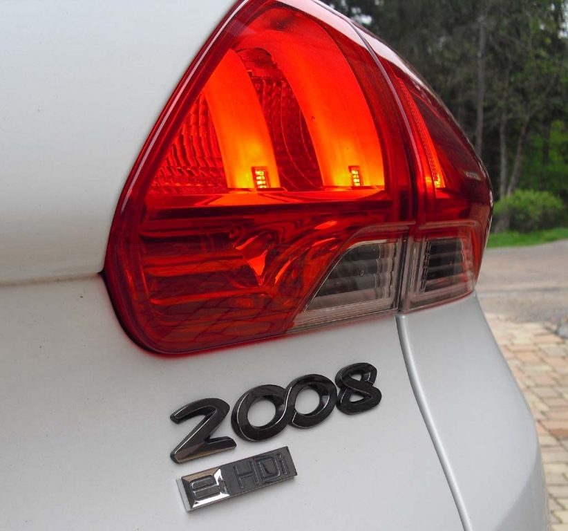Peugeot 2008: Moderne Leuchteinheit hinten mit Modell- und Dieselschriftzug.