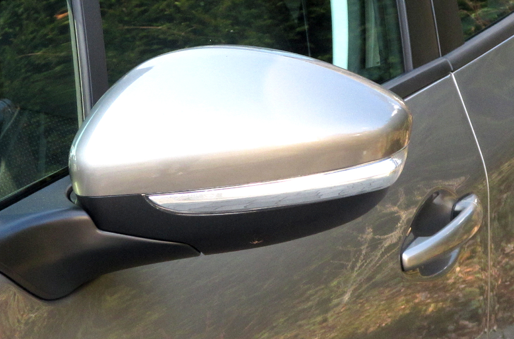 Peugeot 208: Blick auf den Außenspiegel. 