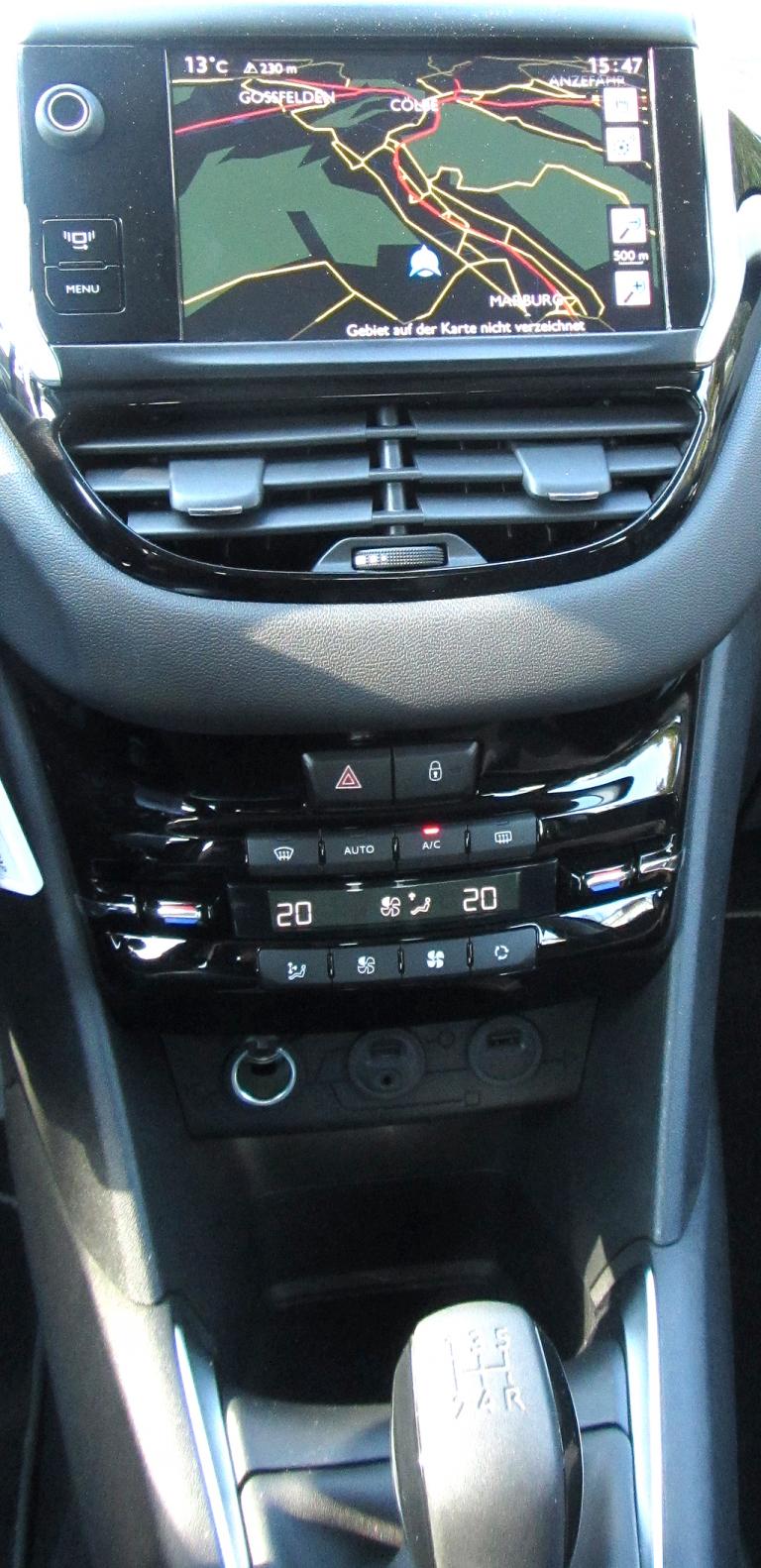 Peugeot 208: Blick auf den mittleren Armaturenträger. 