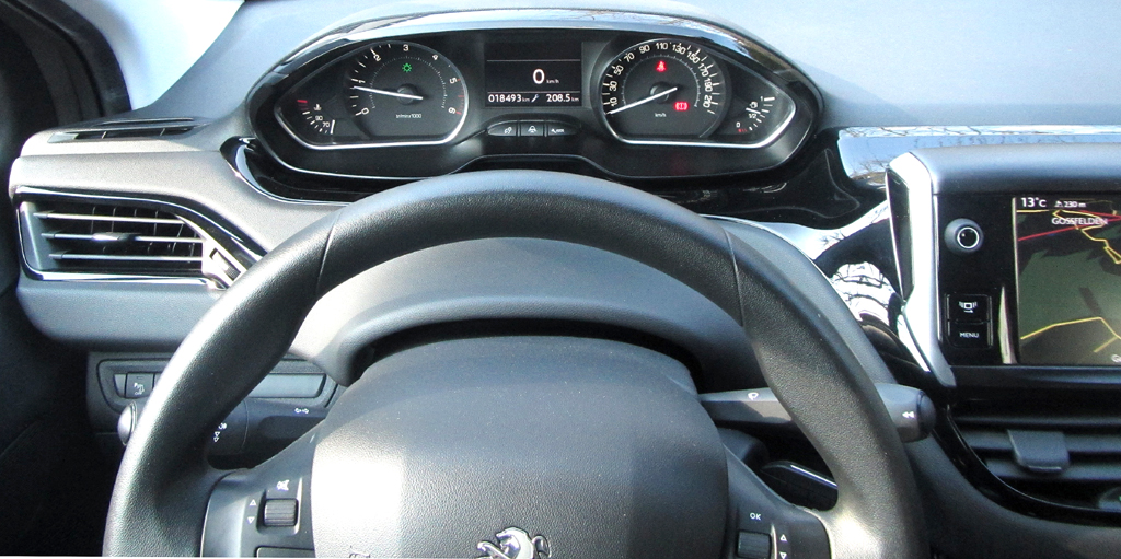 Peugeot 208: Blick über den Lenkradkranz auf die Rundinstrumentierung. 