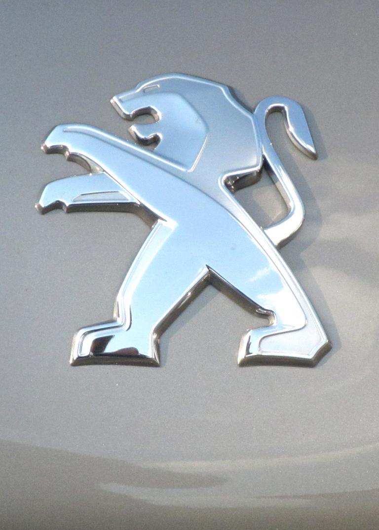 Peugeot 208: Der Markenlöwe sitzt vorn auf der Motorhaube. 