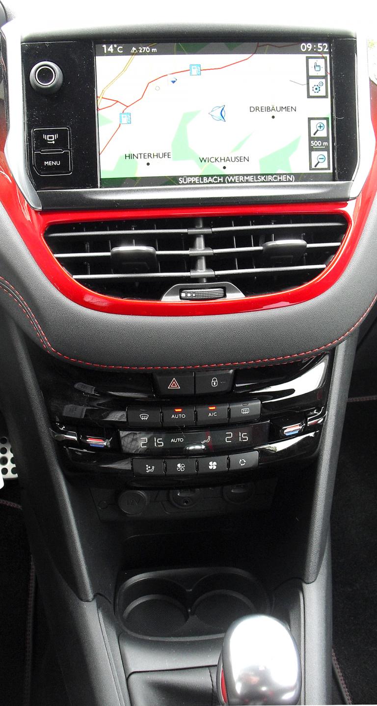 Peugeot 208 GTI: Blick auf den mittleren Armaturenträger. 