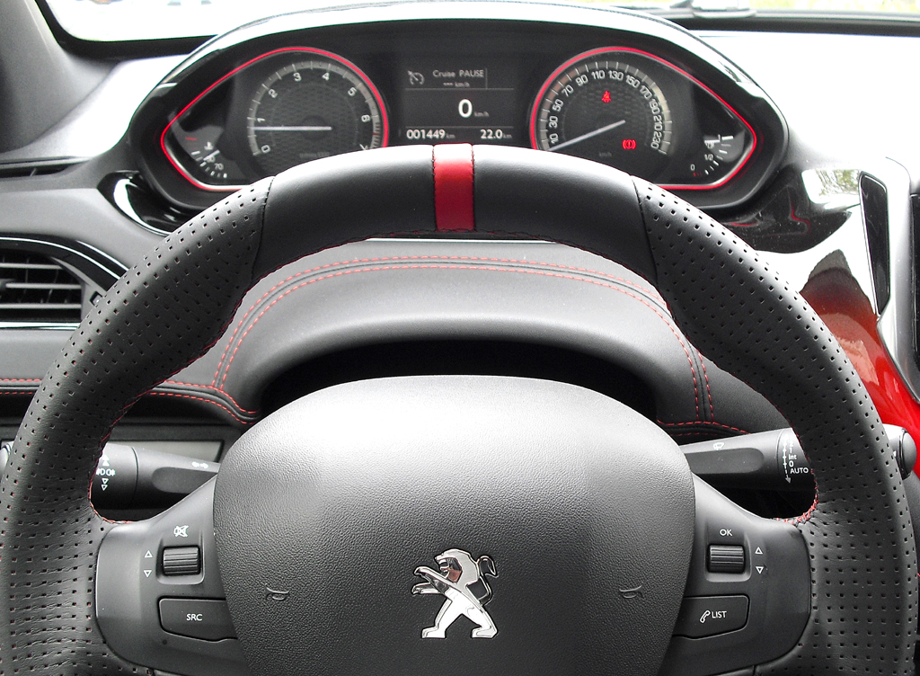 Peugeot 208 GTI: Blick über den Lenkradkranz auf die schmale Rundinstrumentierung. 