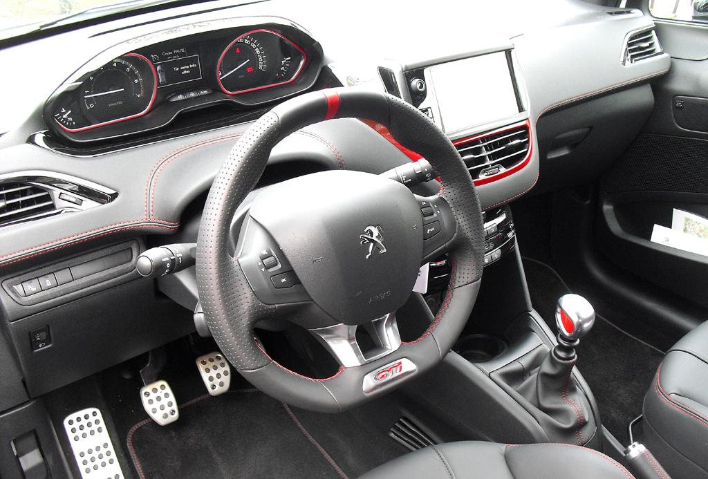 Peugeot 208 GTI: Blick ins sportlich-funktionelle Cockpit. 