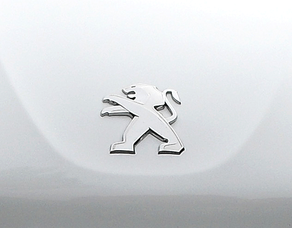 Peugeot 208 GTI: Das Löwen-Markenlogo sitzt vorn auf der Motorhaube. 