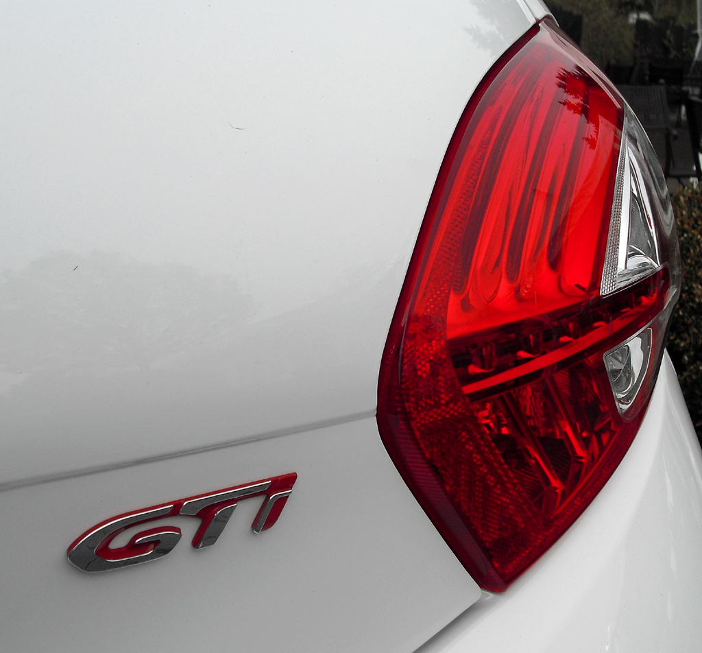 Peugeot 208 GTI: Großformatige Leuchteinheit hinten mit Modellschriftzug. 