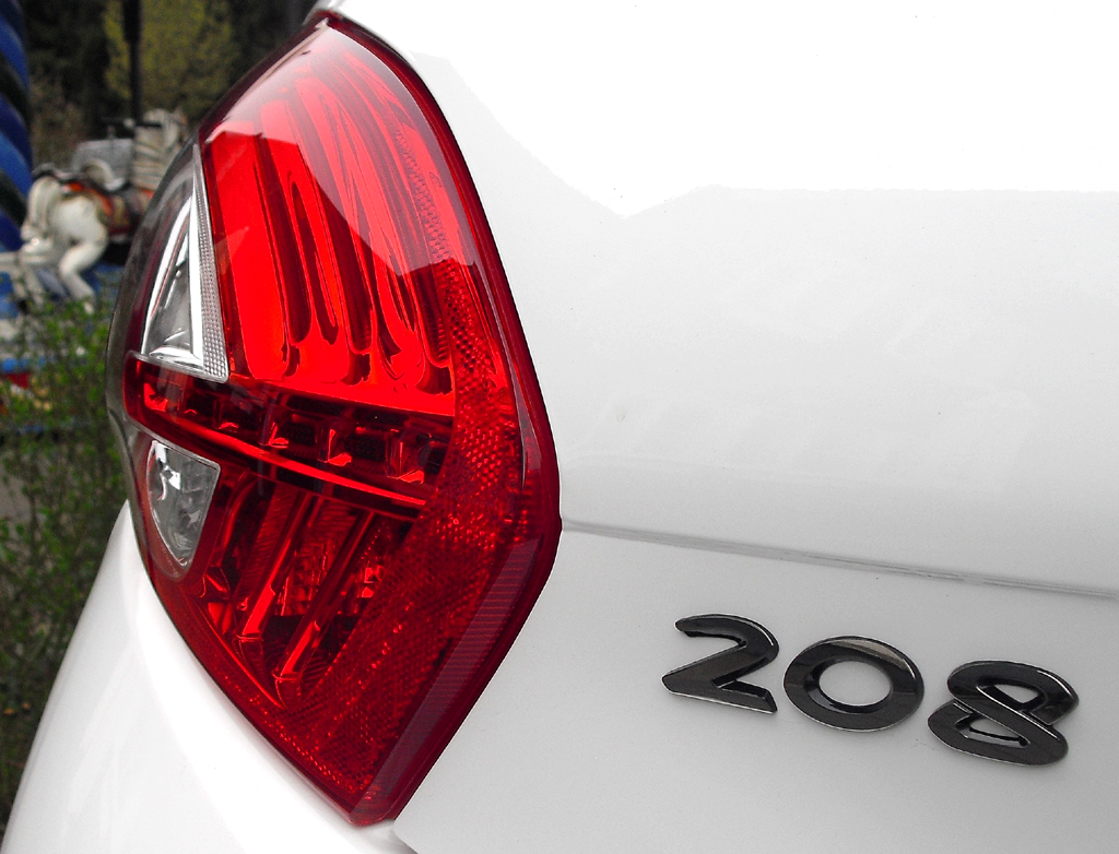 Peugeot 208 GTI: Großformatige Leuchteinheit hinten mit Modellschriftzug. 