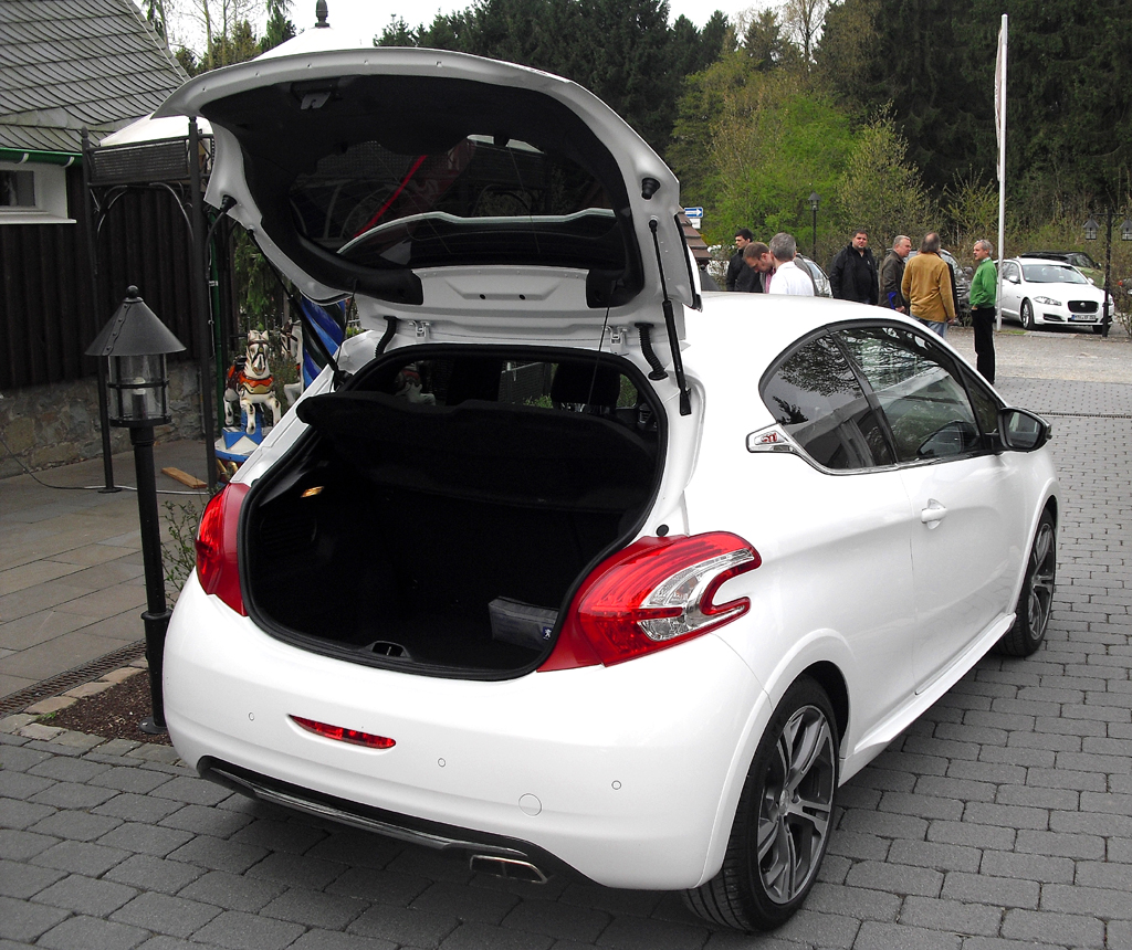 Peugeot 208 GTI: Ins Gepäckabteil passen immerhin noch 285 bis 1076 Liter hinein. 