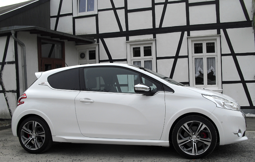 Peugeot 208 GTI: Und so sieht der kleine dreitürige Franzosen-Flitzer von der Seite aus.