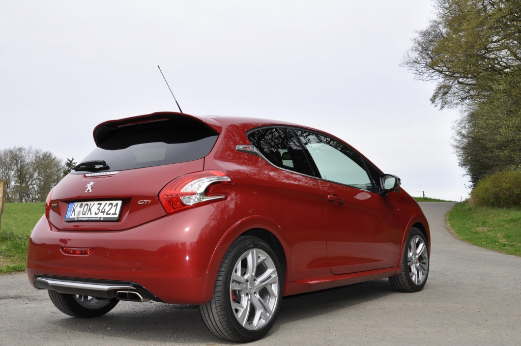 Peugeot 208 GTi: Der Enkel lässt es richtig krachen