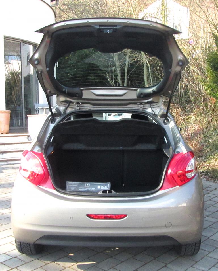Peugeot 208: Ins Gepäckabteil passen jetzt 285 bis 1076 Liter hinein. 