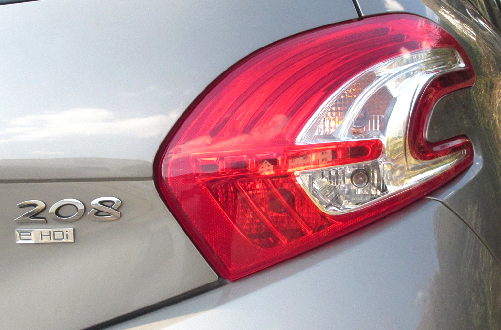 Peugeot 208: Moderne Leuchteinheit hinten mit Modell- und Motorisierungsschriftzug. 