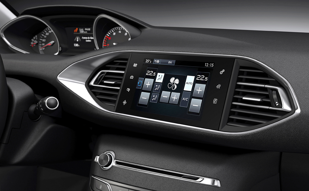 Peugeot 308: Auch die Mittelkonsole mit dem Touchscreen-Monitor wirkt deutlich wertiger.