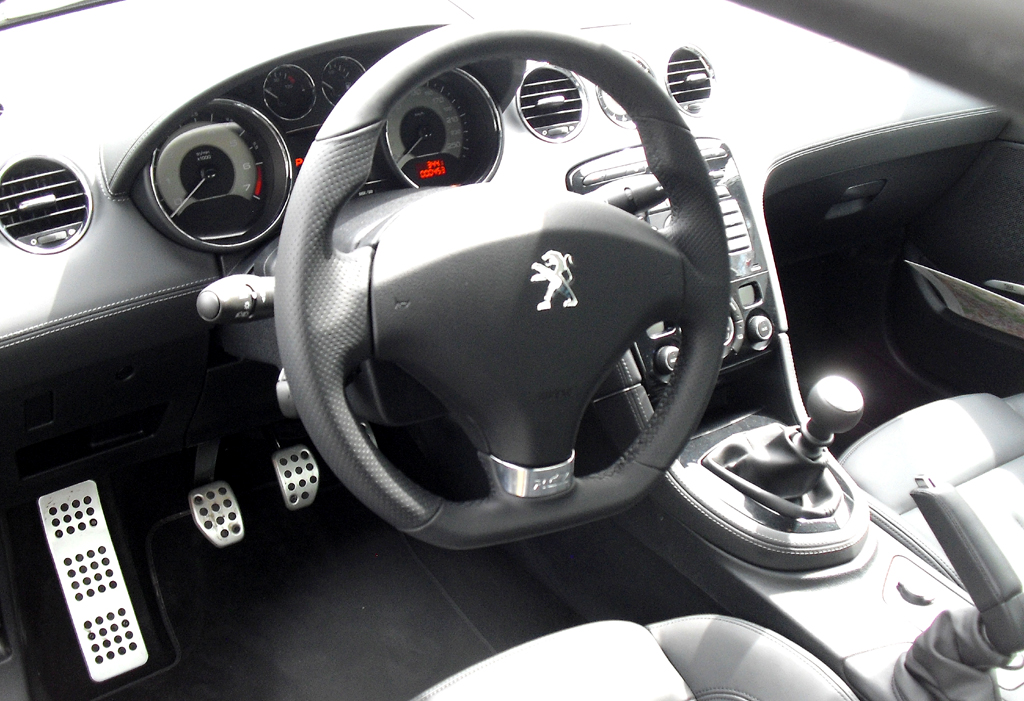 Peugeot RCZ: Blick ins sportlich-funktionelle Cockpit. 