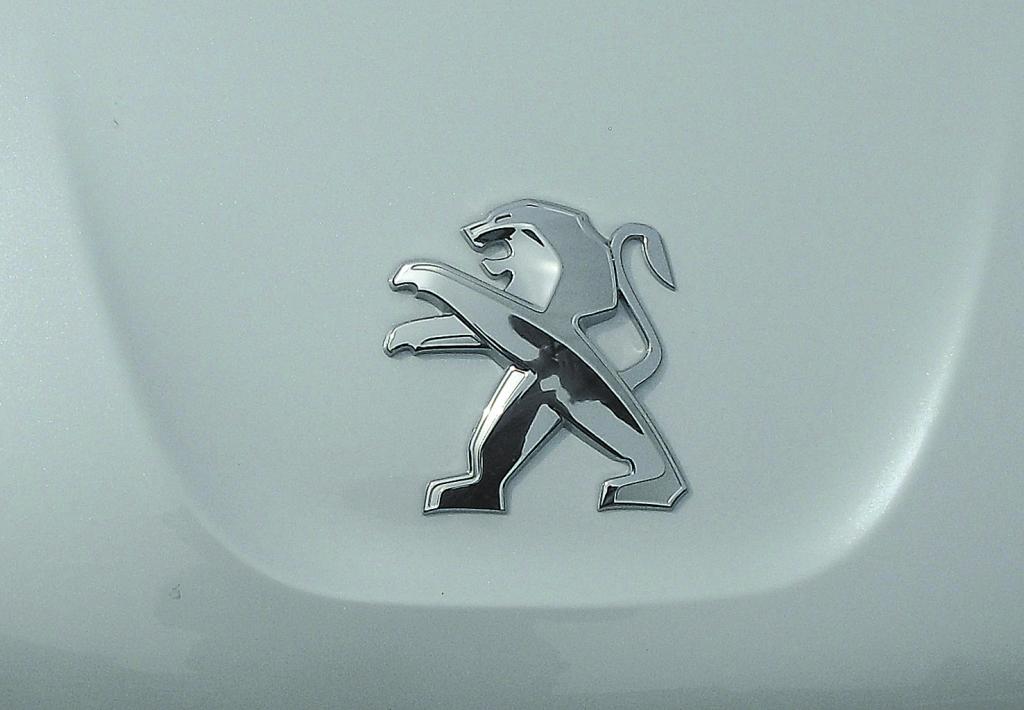 Peugeot RCZ: Der Markenlöwe sitzt vorn über dem Kühlergrill. 