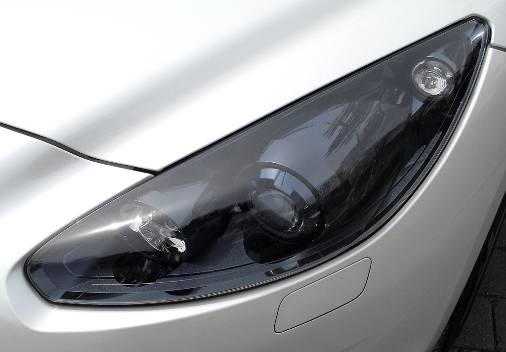 Peugeot RCZ: Moderne Leuchteinheit vorn. 