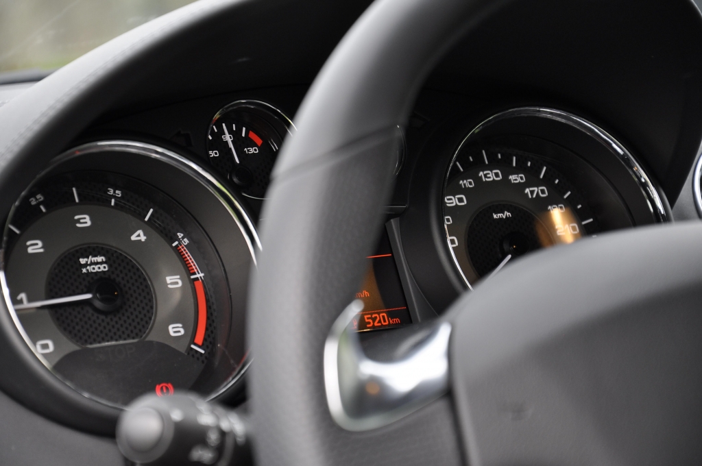 Peugeot RCZ: Sportcoupe startet modellgepflegt in zweite Runde