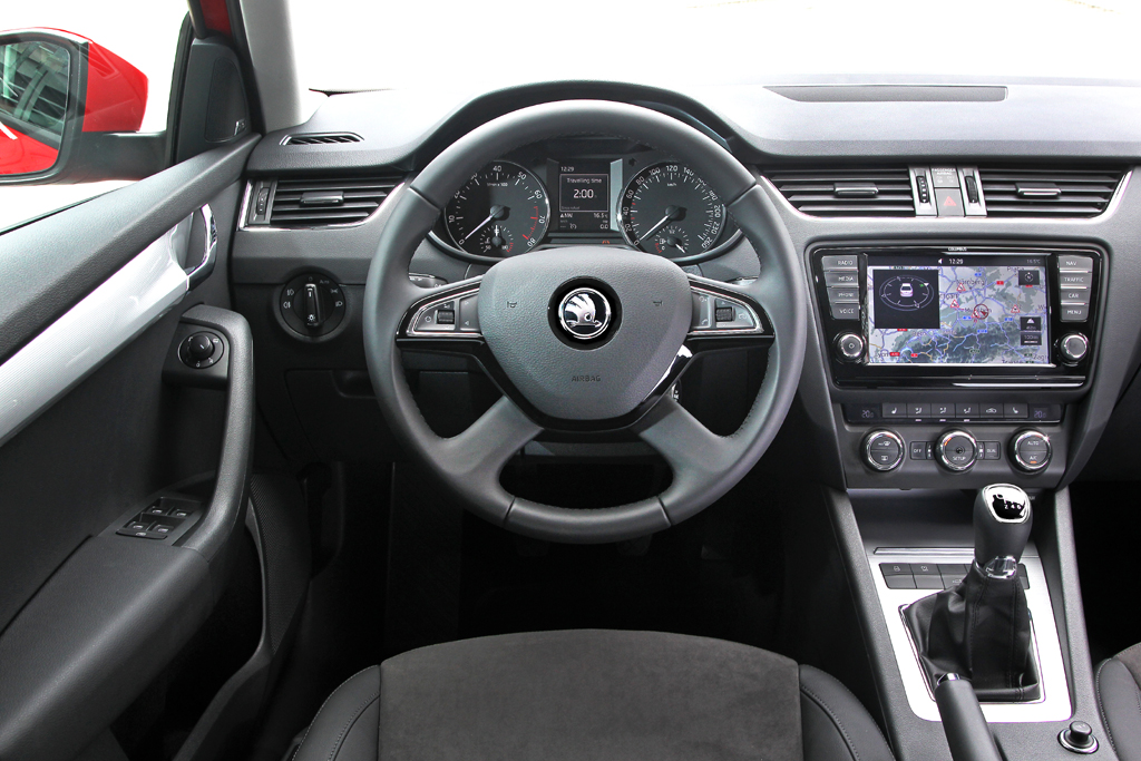 Skoda Octavia Combi: Das übersichtlich gestaltete Cockpit macht die Bedienung leicht. 