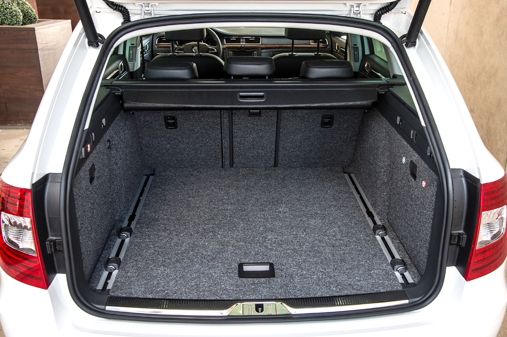 Skoda Superb: Das Combi-Gepäckabteil fasst 633 bis 1865 Liter, das der Limousine 590 bis 1700. 