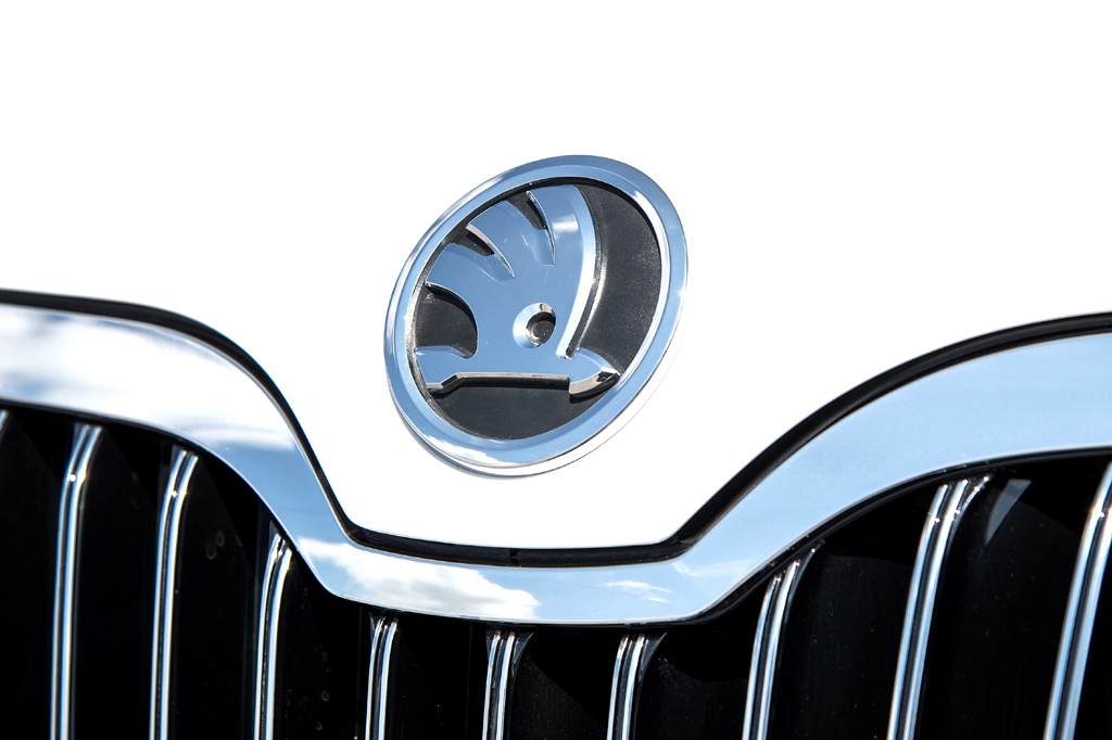 Skoda Superb: Das Markenlogo sitzt vorn auf der Motorhaube. 