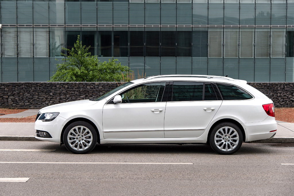 Skoda Superb: Und so sieht der Combi von der Seite aus.