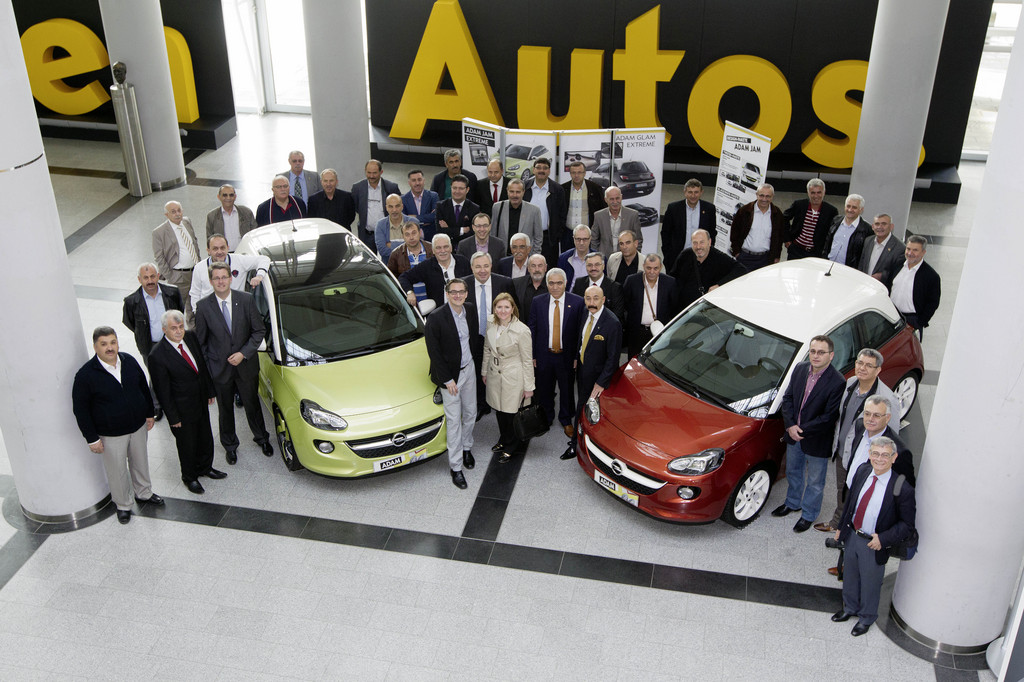 Türkische Parlamentsvertreter besuchen Opel-Werk