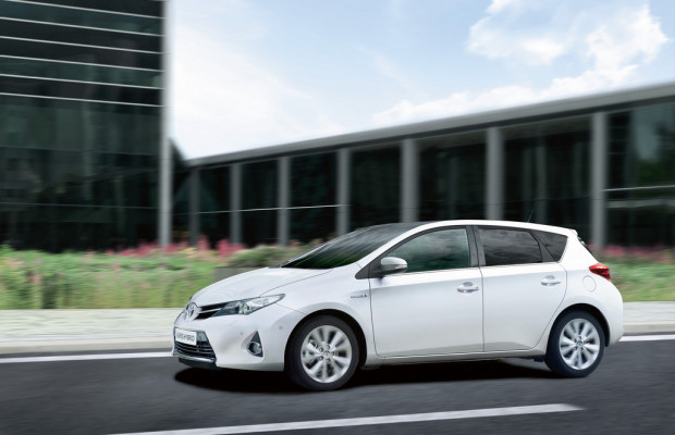 Toyota Auris Hybrid stößt nun drei Gramm weniger aus