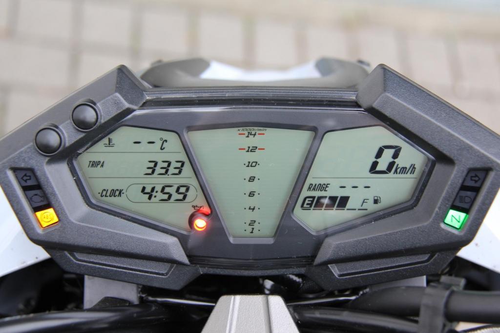 Vorne informiert eine kompakte, digitale Cockpit-Einheit im Captain-Future-Look über den Stand der Dinge