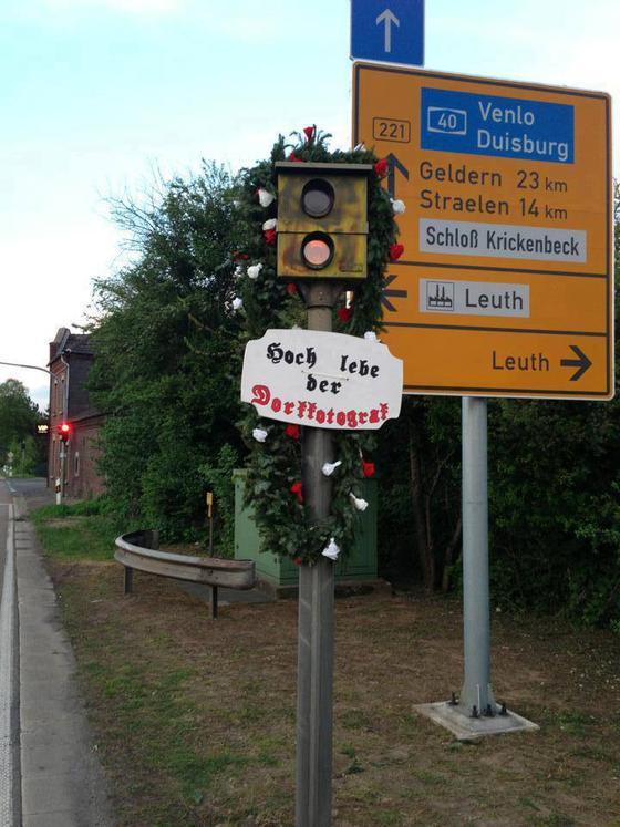 Wenn der Blitzer in die Dorfgemeinschaft aufgenommen wird...