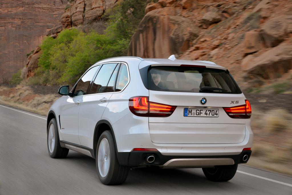 Zum Start bieten die Bayern das Oberklasse-SUV als X5 30d mit einem 190 kW/258 PS starken Sechszylinder-Diesel, als M50d mit dem