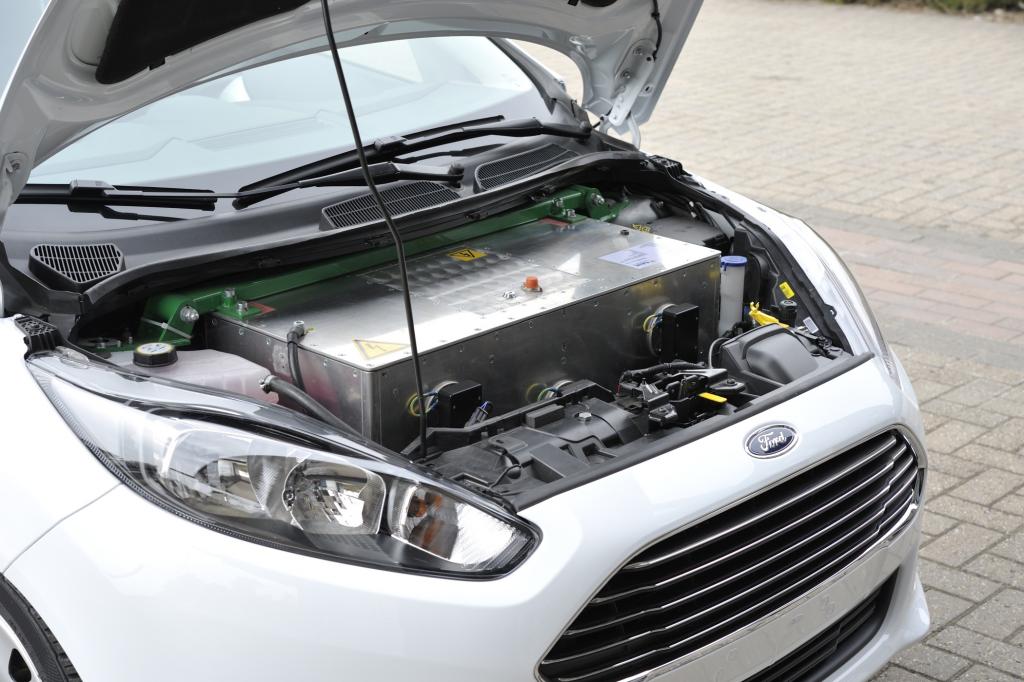 Zwei mal 55 PS, zusammen 1400 Nm und Hinterradantrieb mit Torque-Vectoring, da kommt Freude auf.