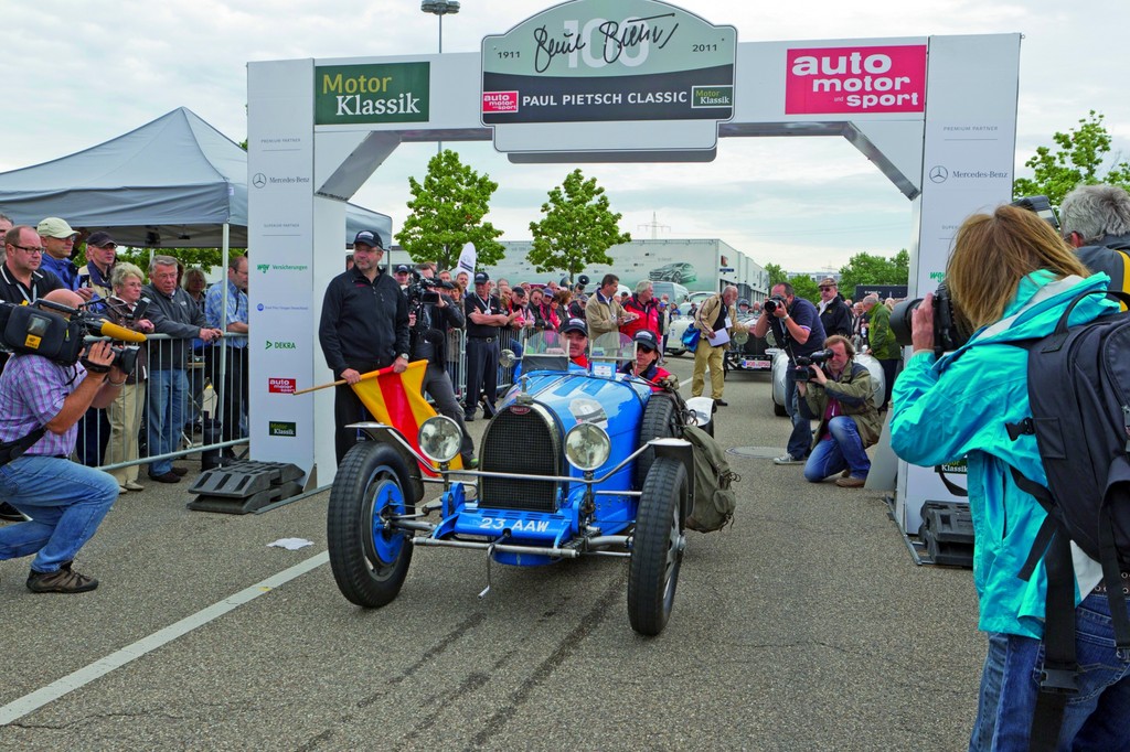 102 Oldtimer fahren durch den Schwarzwald