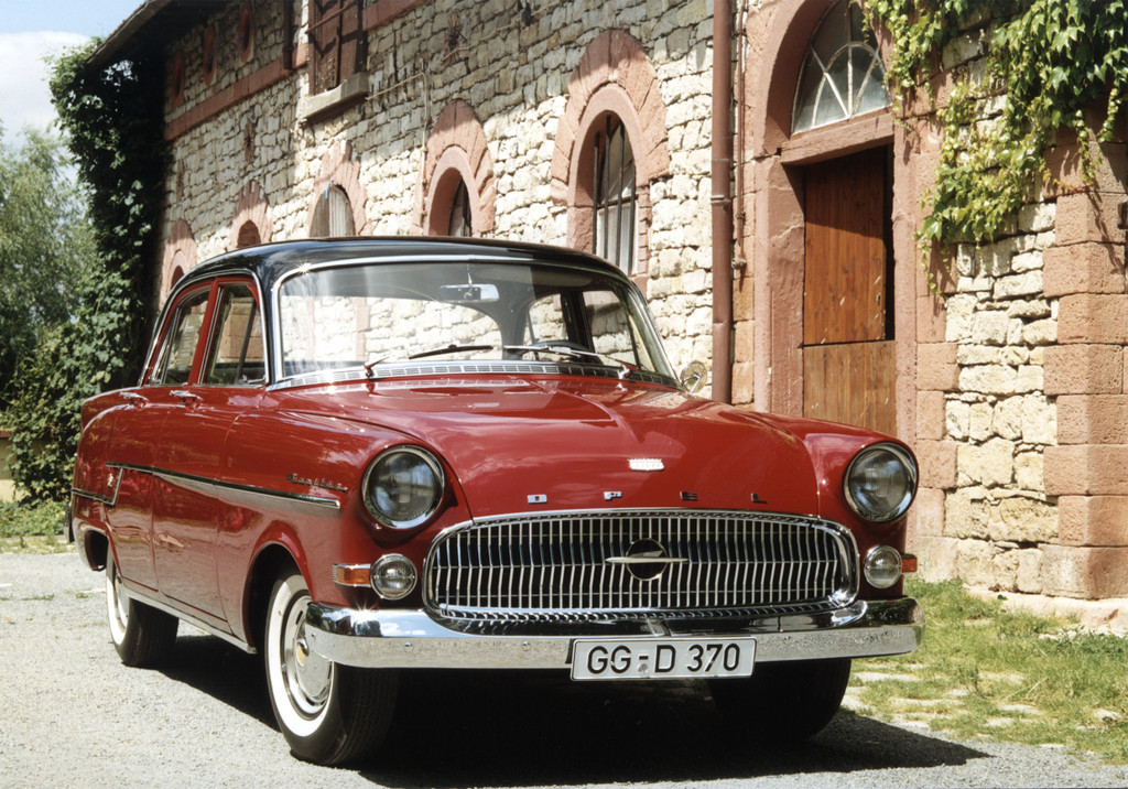 102 Oldtimer fahren durch den Schwarzwald