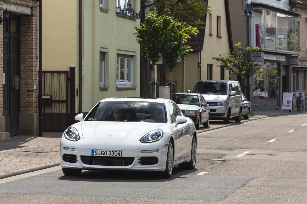 Als erster deutscher Hersteller bringt Porsche mit dem Panamera S E-Hybrid ein Plug-in-Hybridmodell auf den Markt
