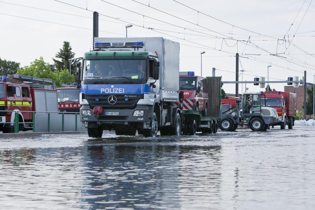 Am Umspannwerk Rothensee rettete ein Tieflader der Bundespolizei Einsatzfahrzeuge, die bei steigendem Wasser stecken geblieben w