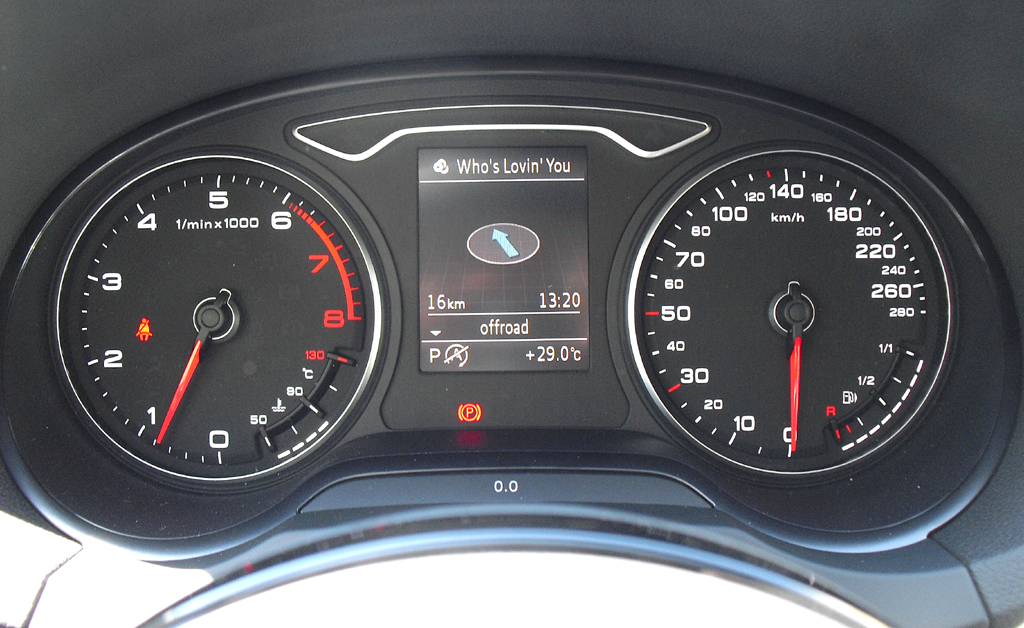 Audi A3 Limousine: Blick durch den Lenkradkranz auf die Rundinstrumentierung. 