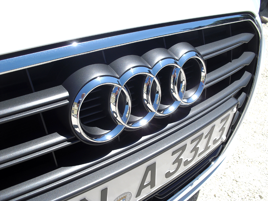 Audi A3 Limousine: Die vier Markenringe sind im oberen Kühlergrill-Teil platziert. 