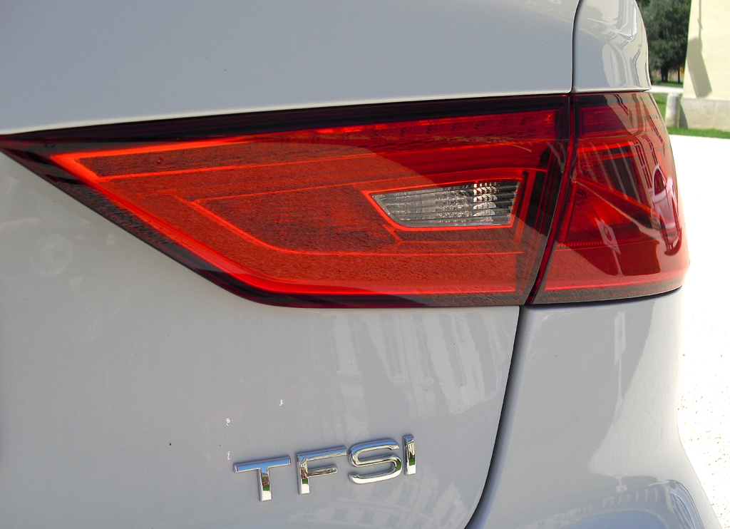 Audi A3 Limousine: Moderne Leuchteinheiten und Motorisierungskürzel am Heck. 