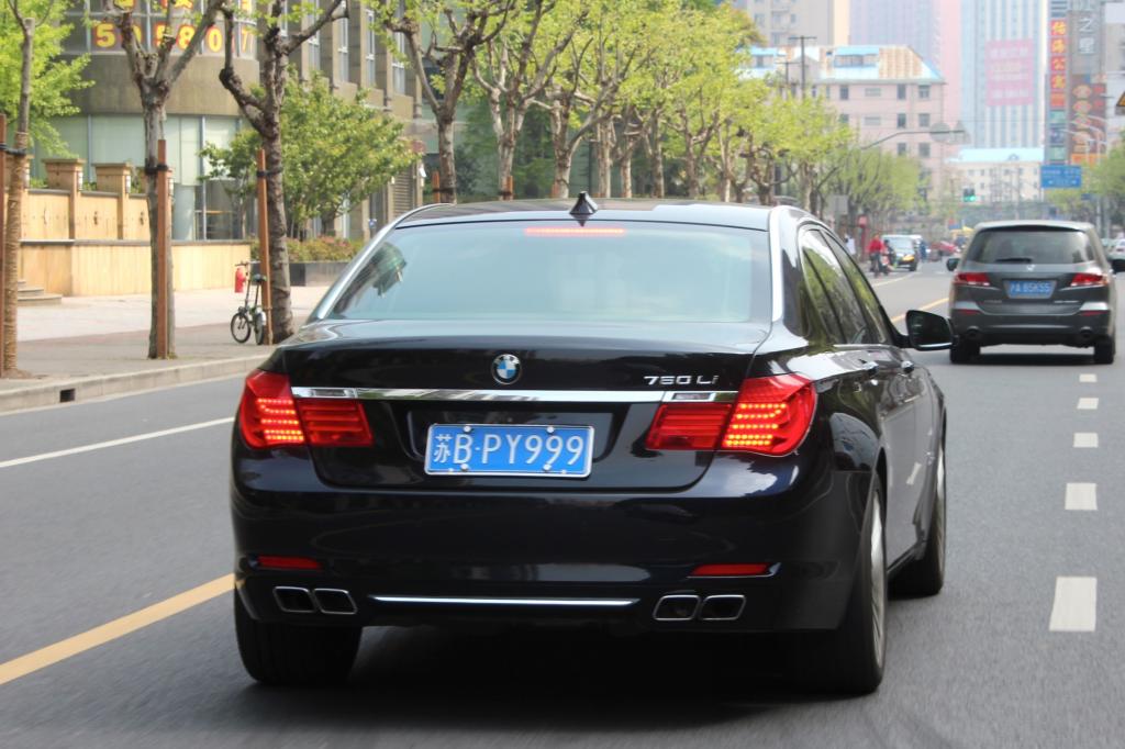 Auf den ersten Blick sieht der dunkle 760Li aus wie jeder andere Siebener BMW