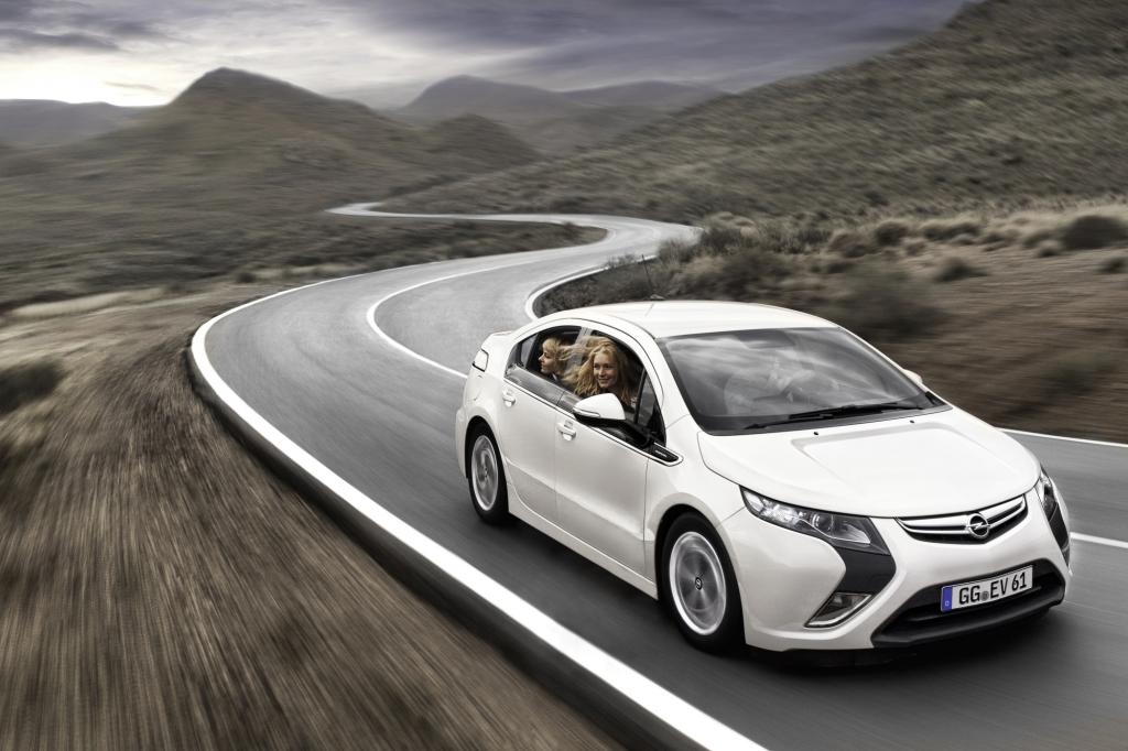 Bis zu 80 Kilometer legt der Opel Ampera rein elektrisch zurück, geht die Energie zur Neige, springt der Range Extender automati