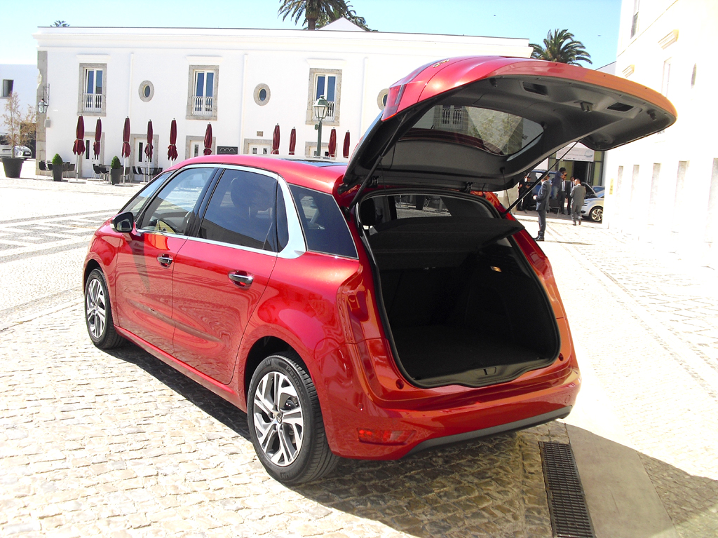 Citroën C4 Picasso: Ins Gepäckabteil passen 537/630 bis 1709 Liter hinein. 