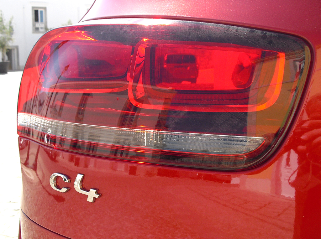 Citroën C4 Picasso: Moderne Leuchteinheit hinten mit Modellschriftzug. 