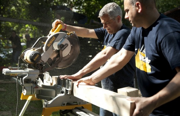 Daimler-Mitarbeiter renovieren Spielplatz in Stuttgart-Hallschlag