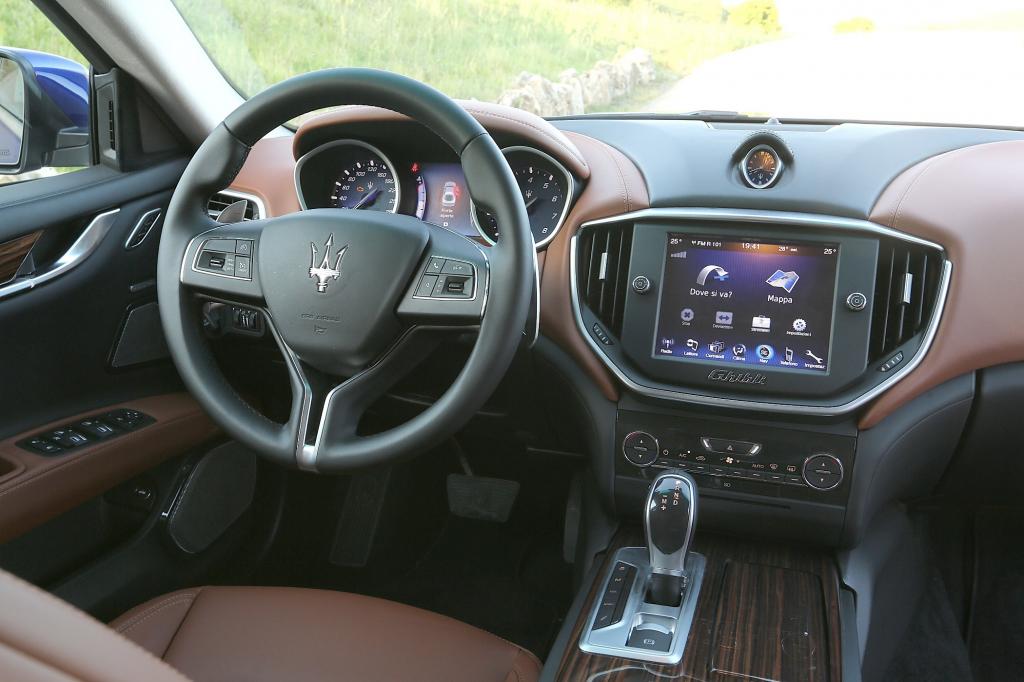 Das Cockpit zeigt italienischen Stil