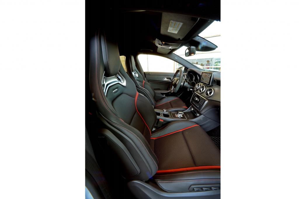 Der CLA 45 AMG trägt ausgeformte Sportsitze in Lederoptik, umrandet von roten Doppelziernähten