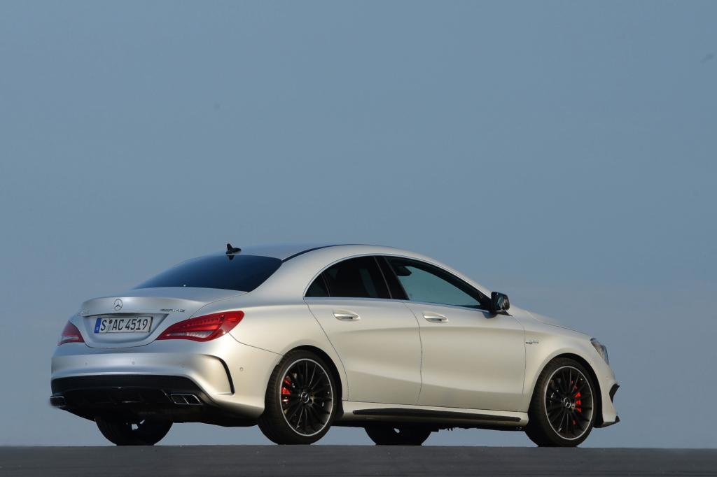 Der CLA 45 sieht mit seinen roten Bremssätteln und Rundum-Verspoilerung äußerst sportlich aus