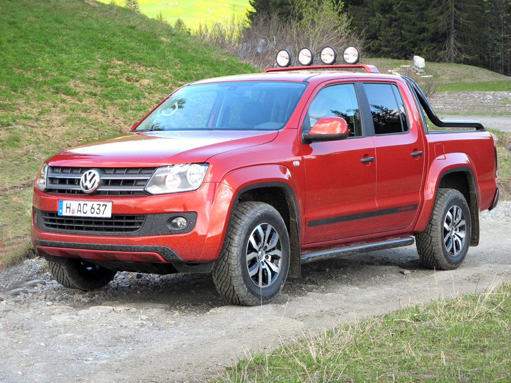 Der VW Amarok Canyon setzt im Serien-Orange auch farblich Akzente. 
