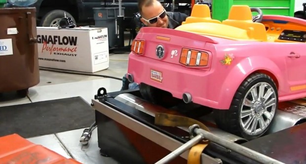 Die Power eines Barbie-Cars - Bild: Youtube